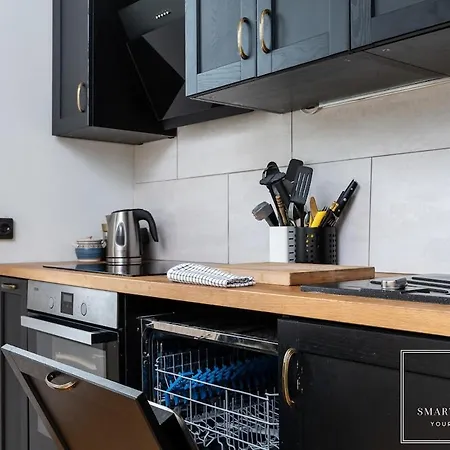 2br For 6, Workspace & Walk To Old Town Korter