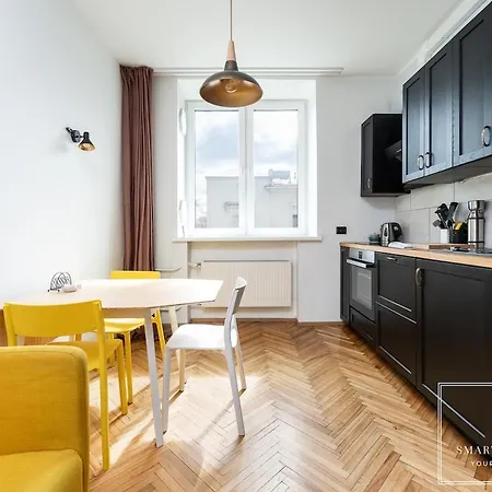 2br For 6, Workspace & Walk To Old Town Korter
