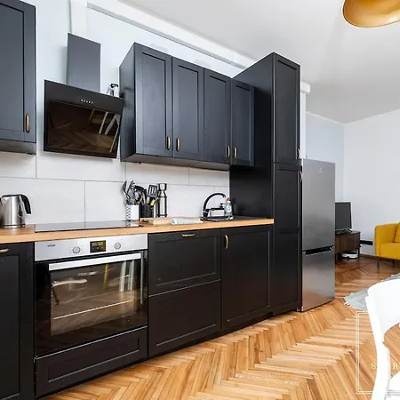 Korter 2br For 6, Workspace & Walk To Old Town