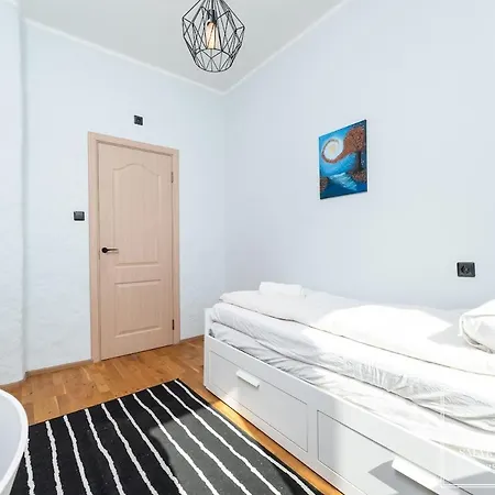 2br For 6, Workspace & Walk To Old Town 탈린